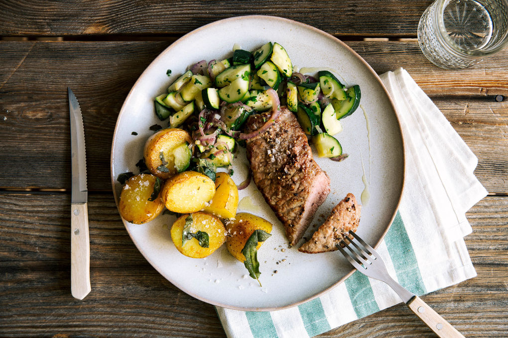 Zartes Kalbsschnitzel mit Zucchini und Salbei-Kartoffeln