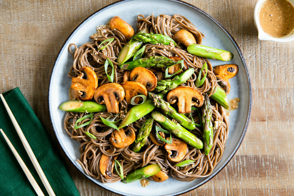 Superfix: Sobanudeln mit Spargel und Pilzen und veganem Sesamdressing
