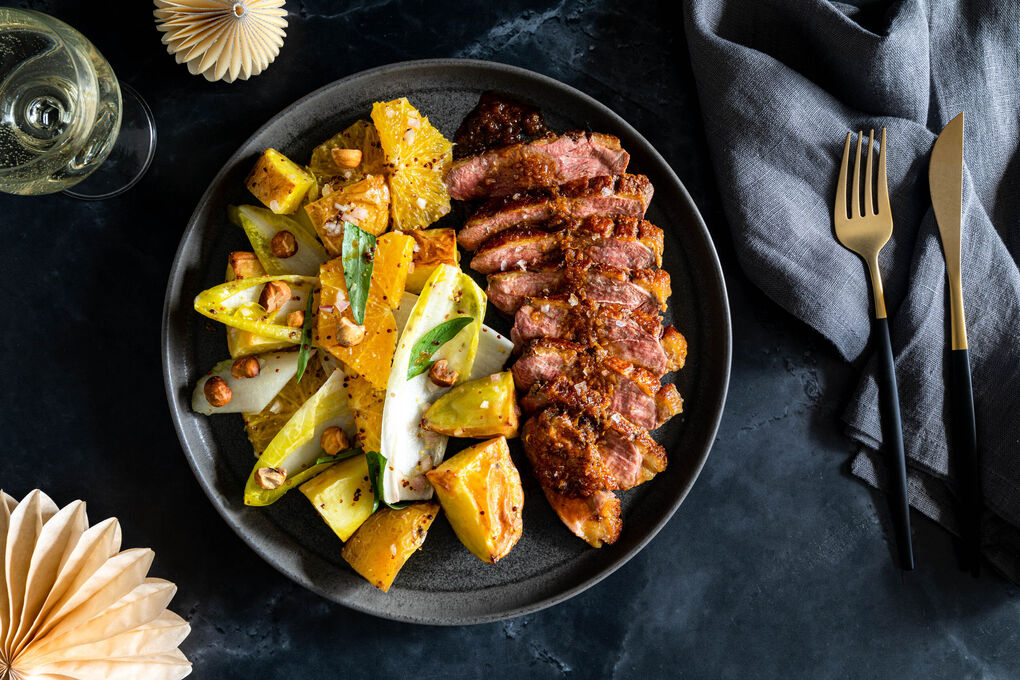 Zarte Entenbrust à l’orange an Kartoffel-Chicorée-Salat mit Nüssen