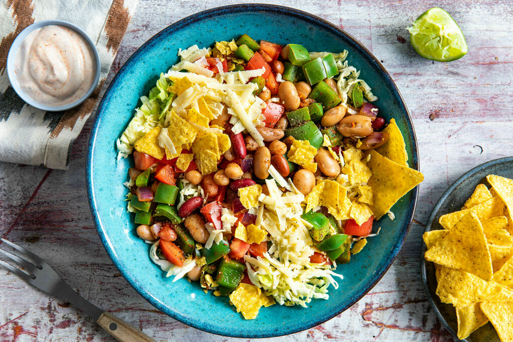 Taco-Salat-Bowl mit Cheddar und Saure-Sahne-Limetten-Dressing