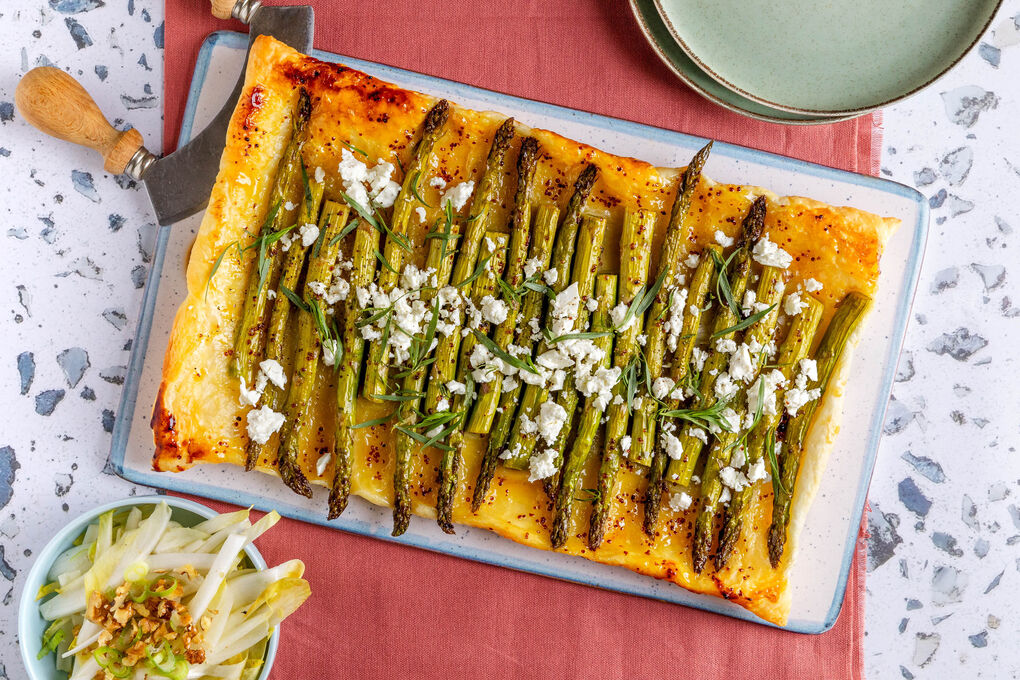 Tarte mit grünem Spargel, Feta und Estragon dazu feiner Chicoréesalat mit Walnüssen
