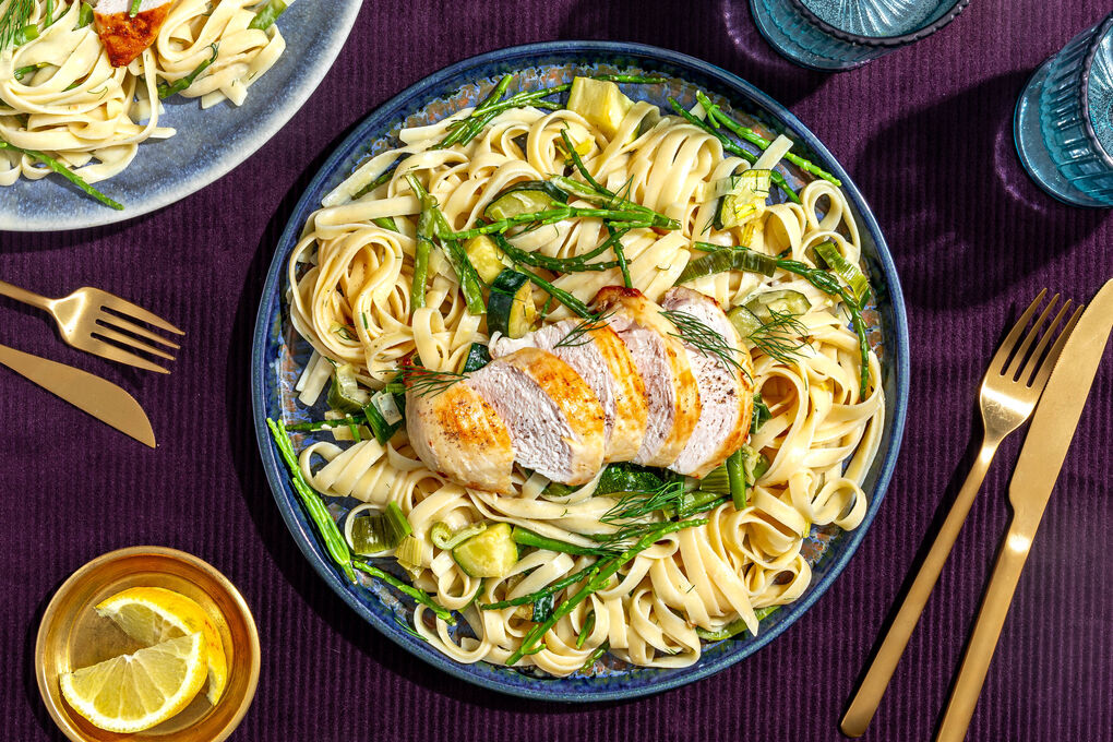 Cremige Gemüse-Tagliatelle mit Hähnchenbrust mit Zucchini, grünen Bohnen und Queller