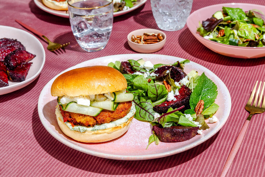 Saftiger Lachsburger mit Harissa und Dillmayo dazu Feta-Minz-Salat mit Roter Bete