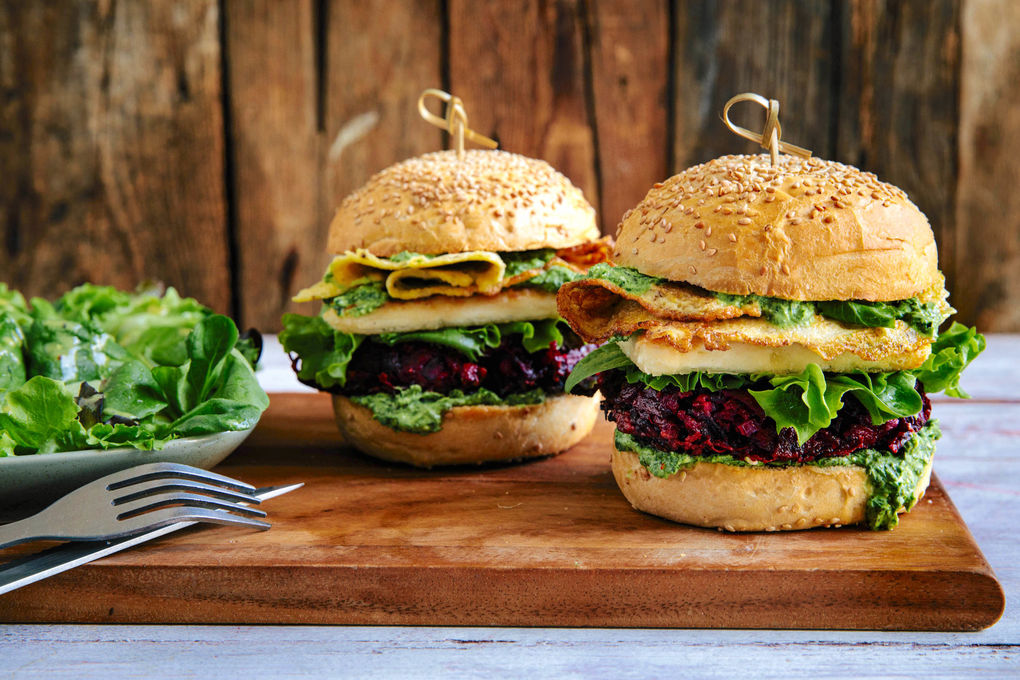 Rote-Bete-Feta-Burger mit Ei, grüner Mojo und Salat