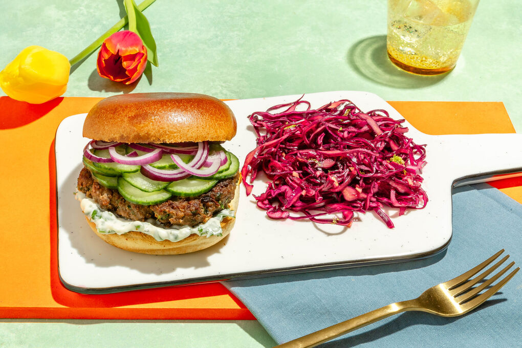 Asia-Rindfleischburger mit Ofenkartoffeln und Rotkohl-Ingwer-Salat