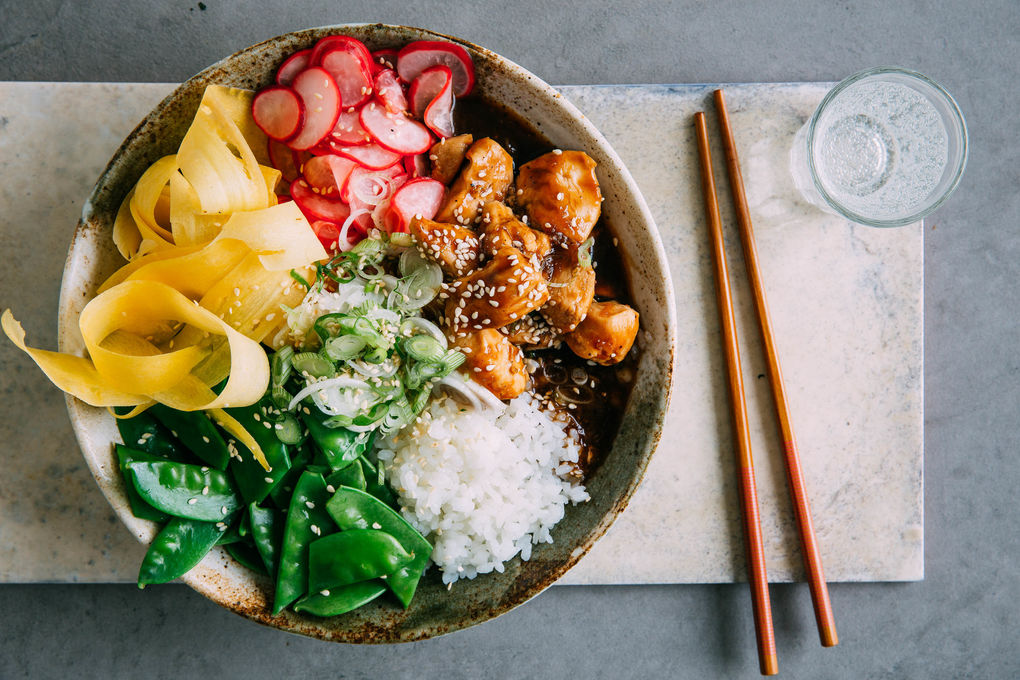 Schnelle Asia-Hähnchen-Bowl mit Zuckerschoten und Radieschen