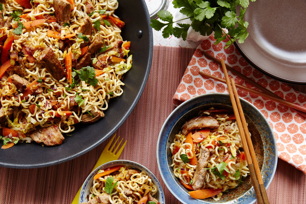 Asiatische Schweine-Pfanne mit Chinakohl und Mie-Nudeln