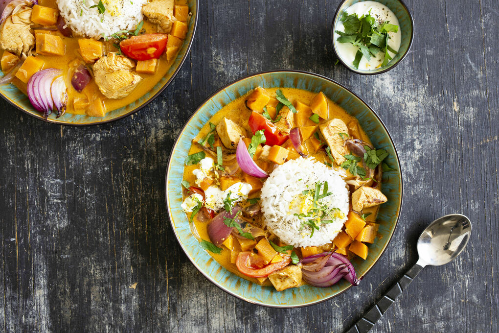 Hähnchen-Korma-Curry mit Süßkartoffeln dazu Basmatireis und Joghurtdip