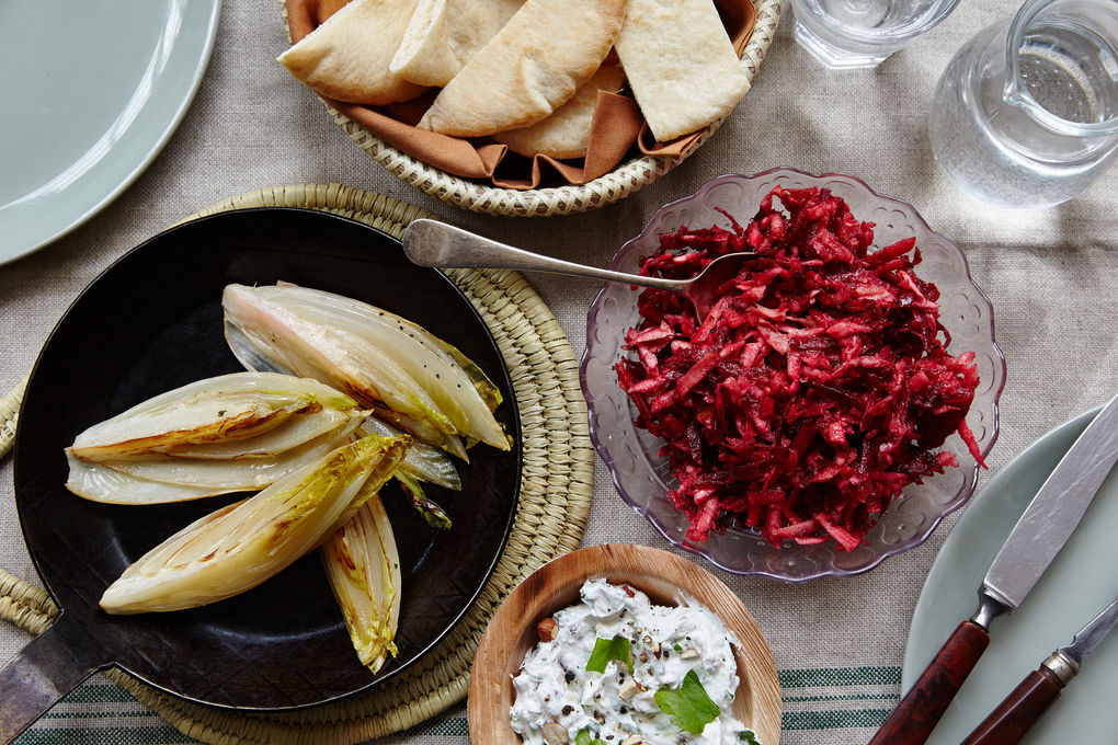 Knackiger Wurzelgemüse-Salat mit Pita-Streifen und Ziegenkäse-Dip