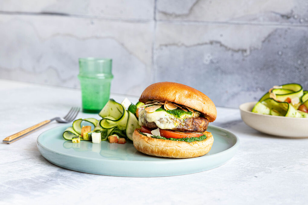 Briocheburger à la Caprese mit Champignon-Käse-Patty und Zucchinisalat
