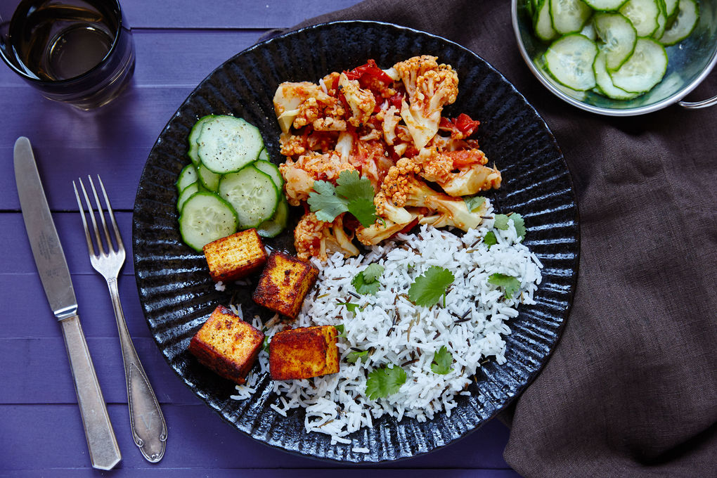 Indisches Blumenkohl-Gemüse mit Paneer und Korianderreis