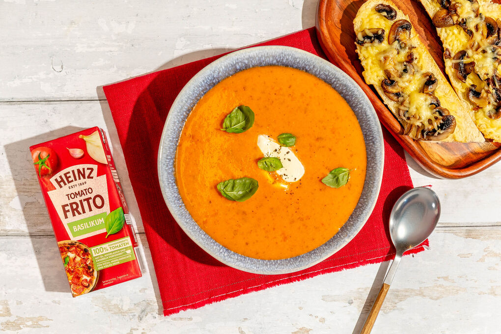 Cremige Tomatensuppe mit Champignon-Käse-Baguettes