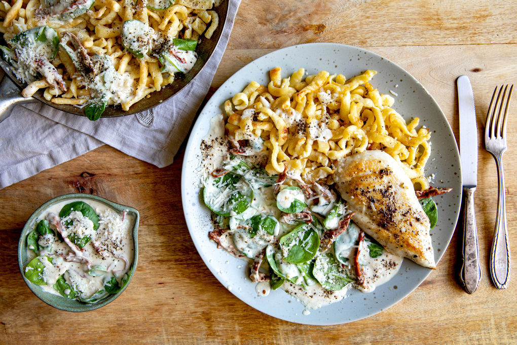 Feine Hähnchen-Spätzle mit getrockneten Tomaten und Spinat