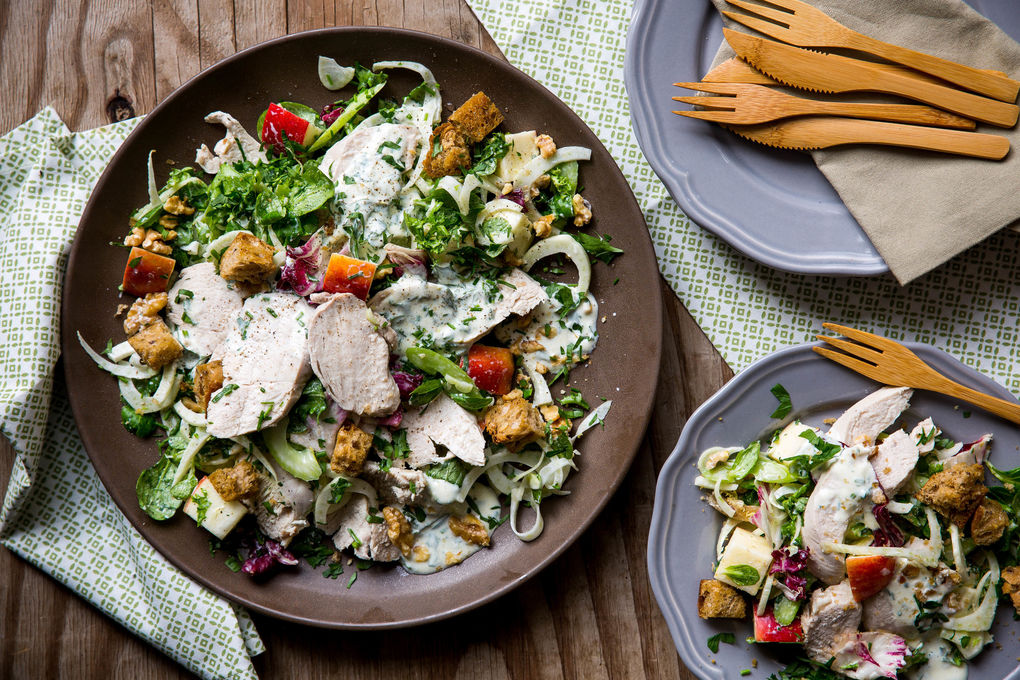 Zartes Hähnchen auf Waldorfsalat mit Kräutern und Croûtons