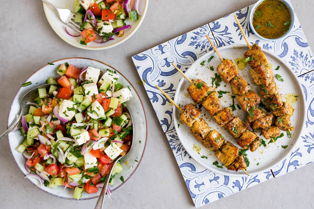 Schnelle Schweine-Souvlaki mit griechischem Bauernsalat