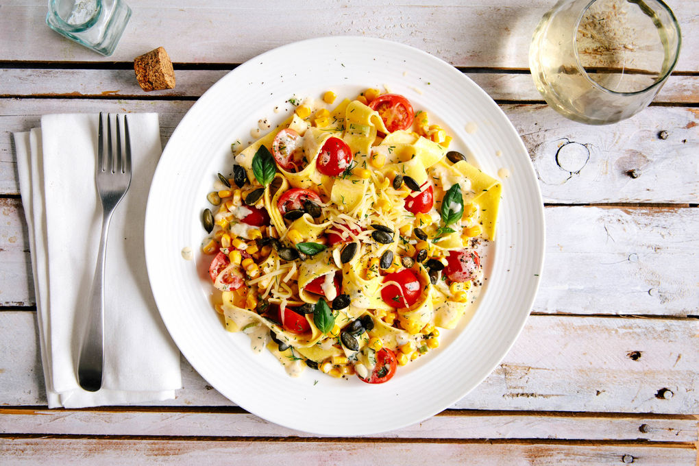 Cremige Käse-Fettuccine mit Kirschtomaten und Mais