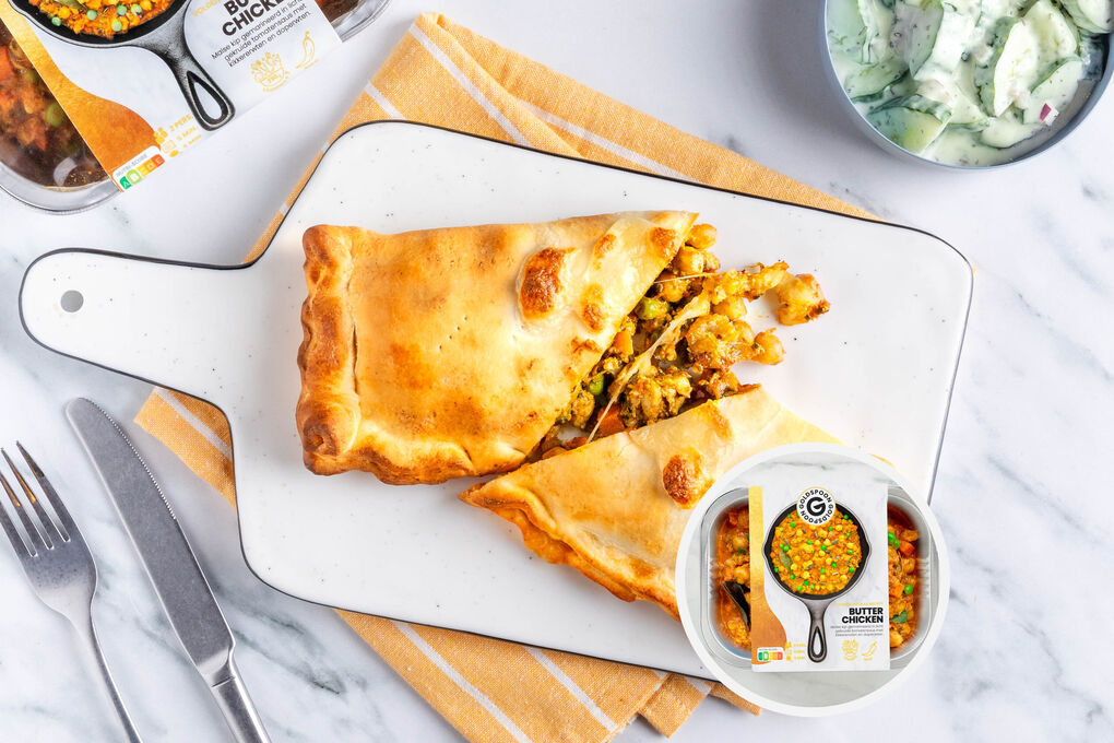 Calzone mit indischem Butter Chicken dazu würzige Minze-Gurken-Raita