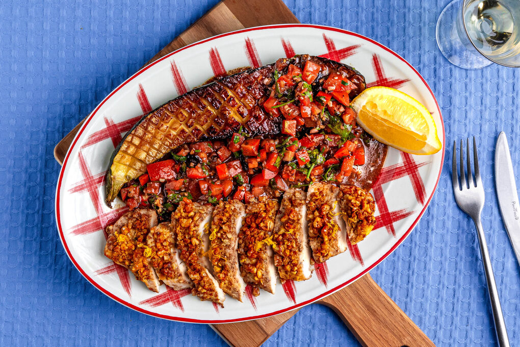 Gebackenes Bio-Hähnchen mit Walnusskruste dazu Ofen-Zucchini mit frischer Tomatensauce