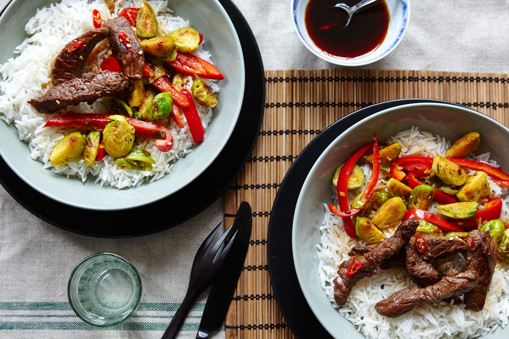 Scharfe Rindfleischpfanne mit Tandoori-Rosenkohl