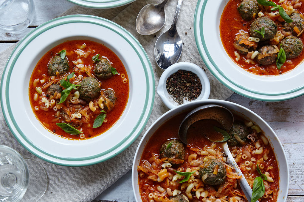 Leichte Tomatensuppe mit Hackbällchen und Macaroni