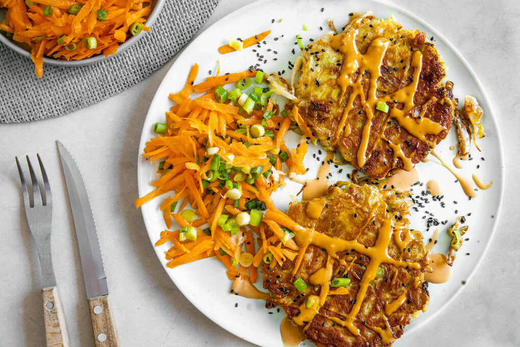 Okonomiyaki mit Weißkohl dazu knackig-frischer Karottensalat