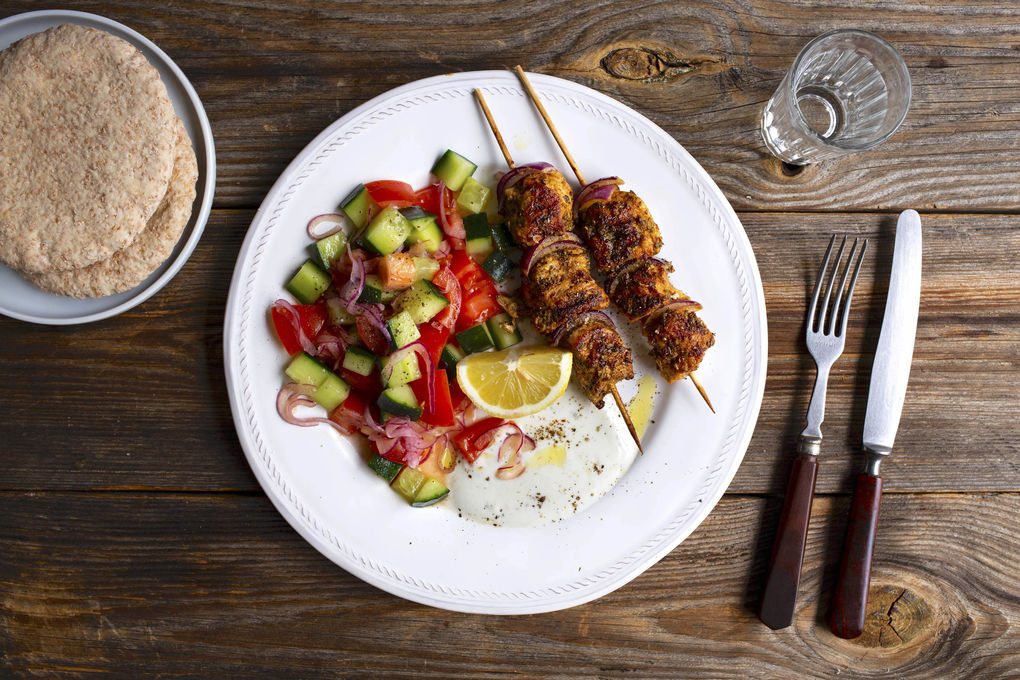 Mediterrane Hähnchenspieße mit Pitabrot und Salat