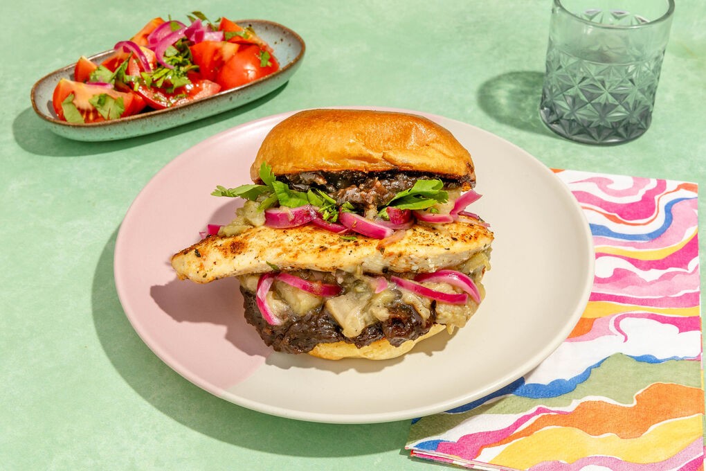 Tandoori-Masala-Hähnchenburger mit Aubergine und Chutney, dazu Tomaten-Koriander-Salat
