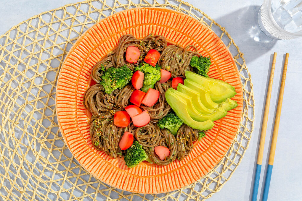 Sobanudeln mit Brokkoli und Tahini dazu eingelegte Radieschen und Avocado