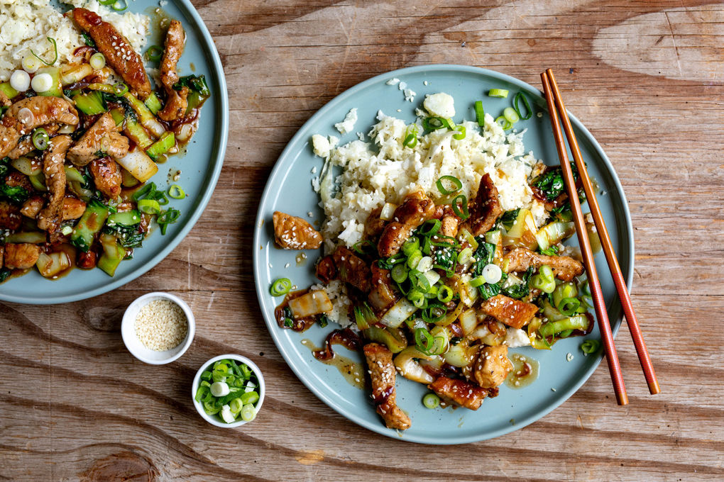Asia-Schweinegeschnetzeltes mit Pak Choi und Blumenkohlreis