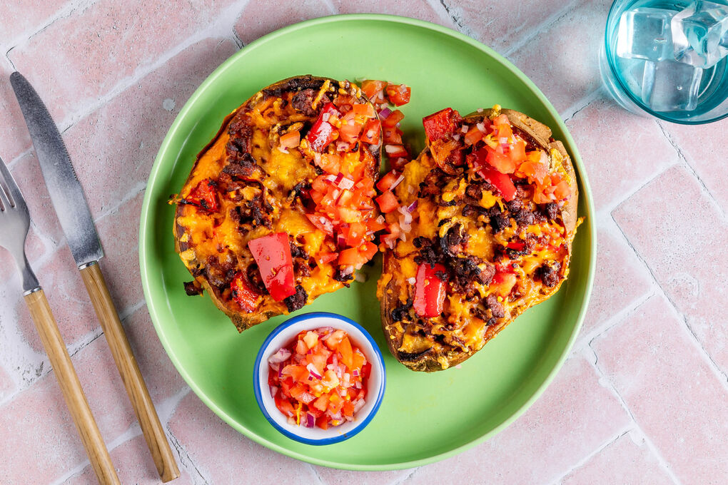 Ofen-Süßkartoffel mit Veggie-Chorizo und Käse dazu fruchtige Tomatensalsa