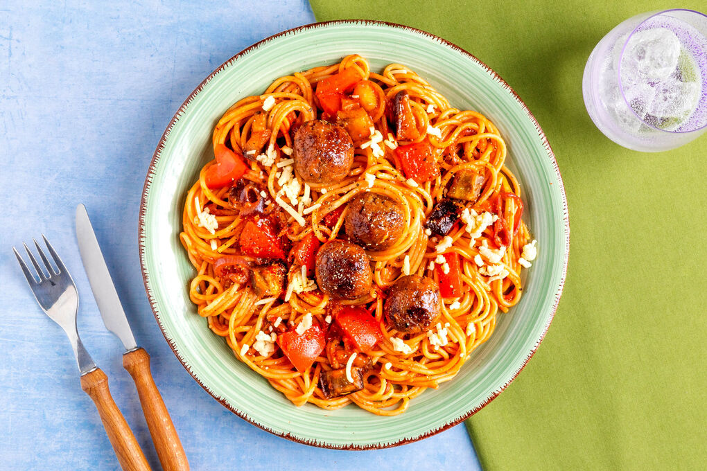 Vegane Hackbällchen-Pasta mit würziger Miso-Gemüsesauce