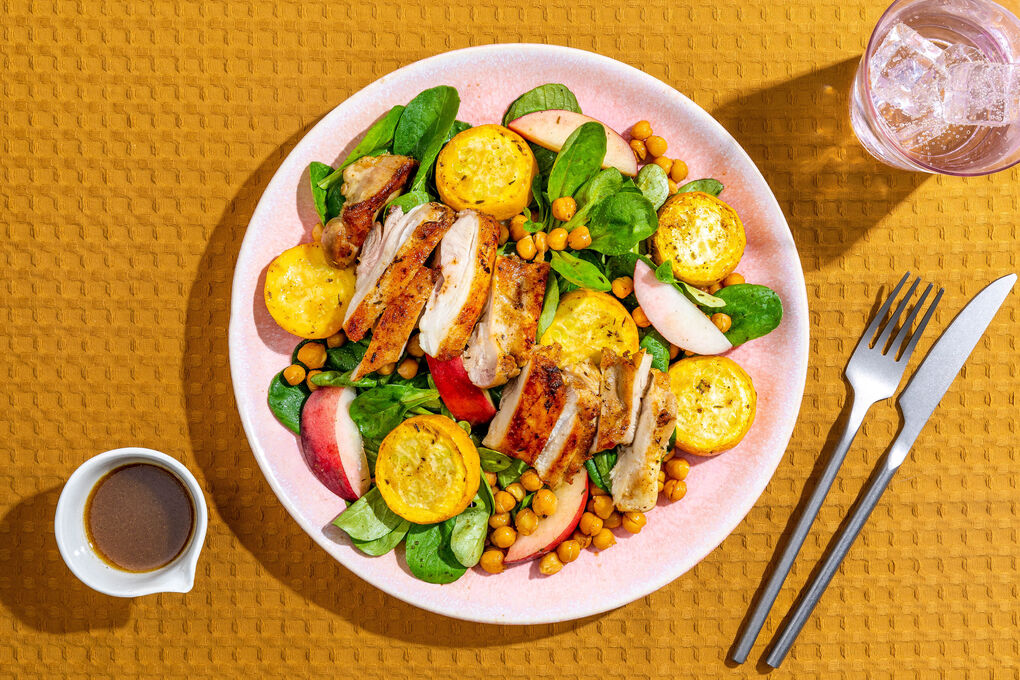 Sommersalat mit Hähnchen und Nektarine mit Kichererbsen und gelber Zucchini