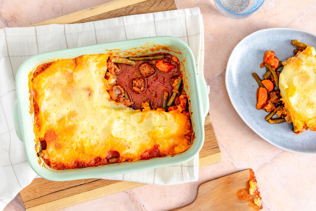 „Shepherd's Pie“ mit Rindswurst mit Karotten und grünen Bohnen