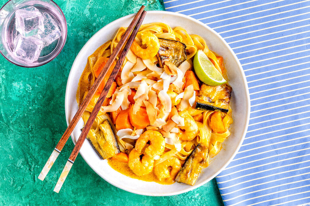 Gelbes Garnelencurry Thai-Style mit Tagliatelle, Auberginen und Kokosflocken