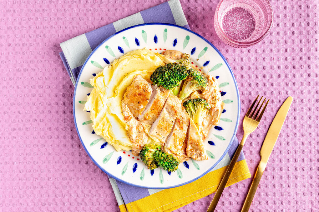 Bio-Hähnchenbrust auf Kartoffelpüree mit cremiger Sauce und Brokkoli