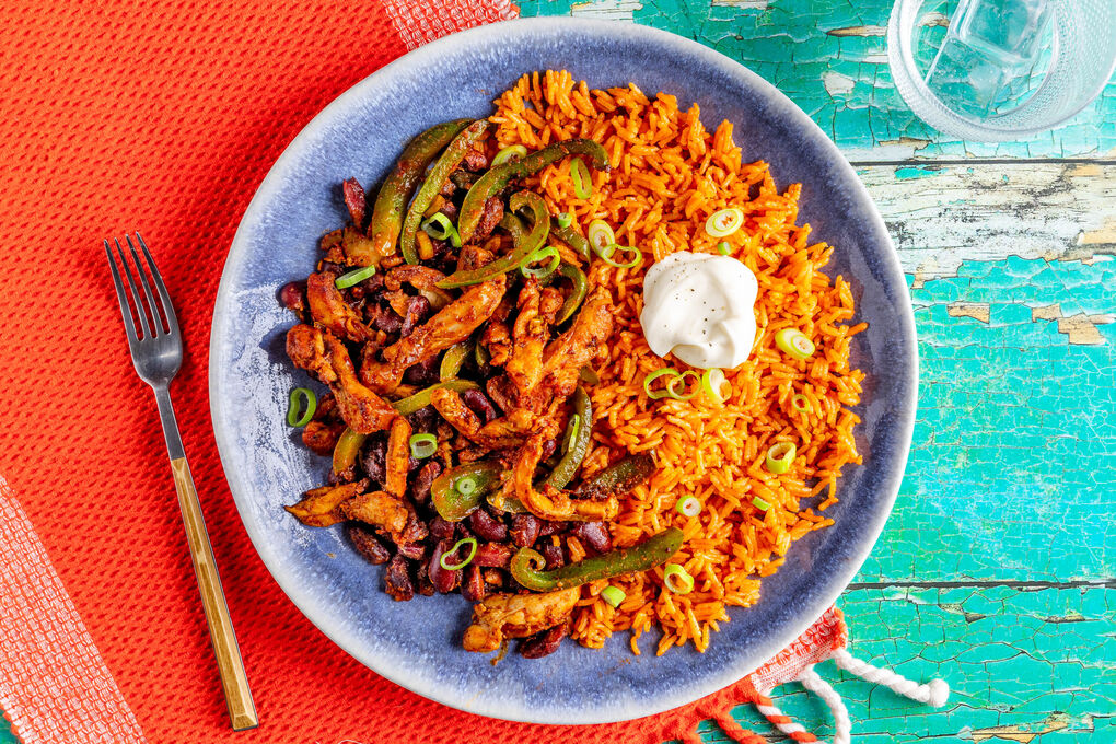 Mexikanische Hähnchen-Bohnen-Pfanne mit Paprika, Tomatenreis und Crème fraîche