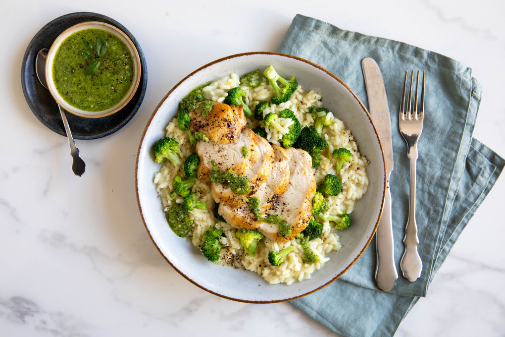 Brokkoli-Risotto mit Hähnchen und Cashew-Basilikum-Pesto