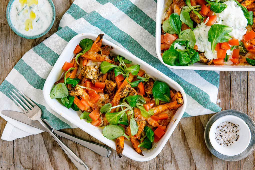 Süßkartoffel-Hähnchen-Gratin mit Feldsalat und Tzatziki