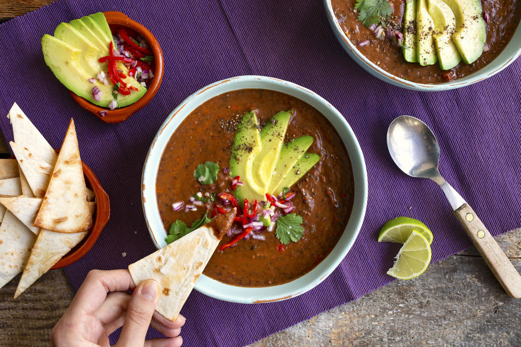 Mexikanische Bohnensuppe mit Avocado und Limettensalsa