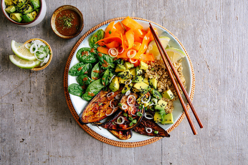Gebackene Auberginen asiatisch mit buntem Gemüsemix und Quinoa
