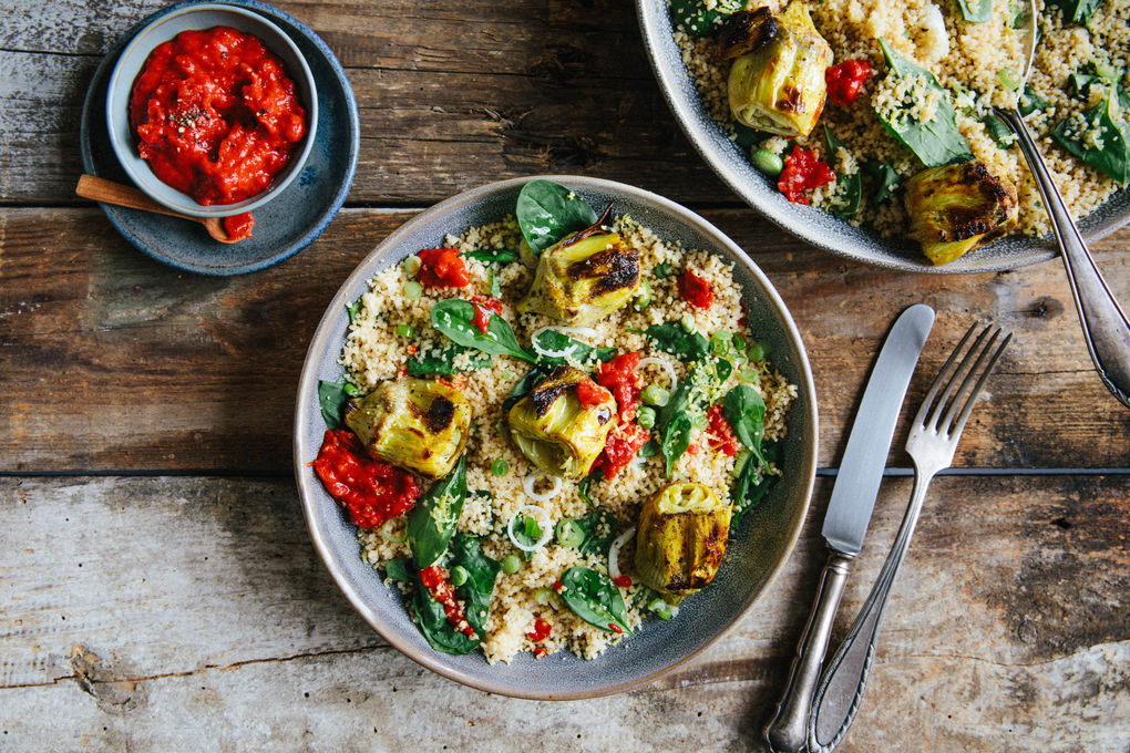 Geröstete Artischocken mit Couscous und Paprika-Tomaten-Sauce