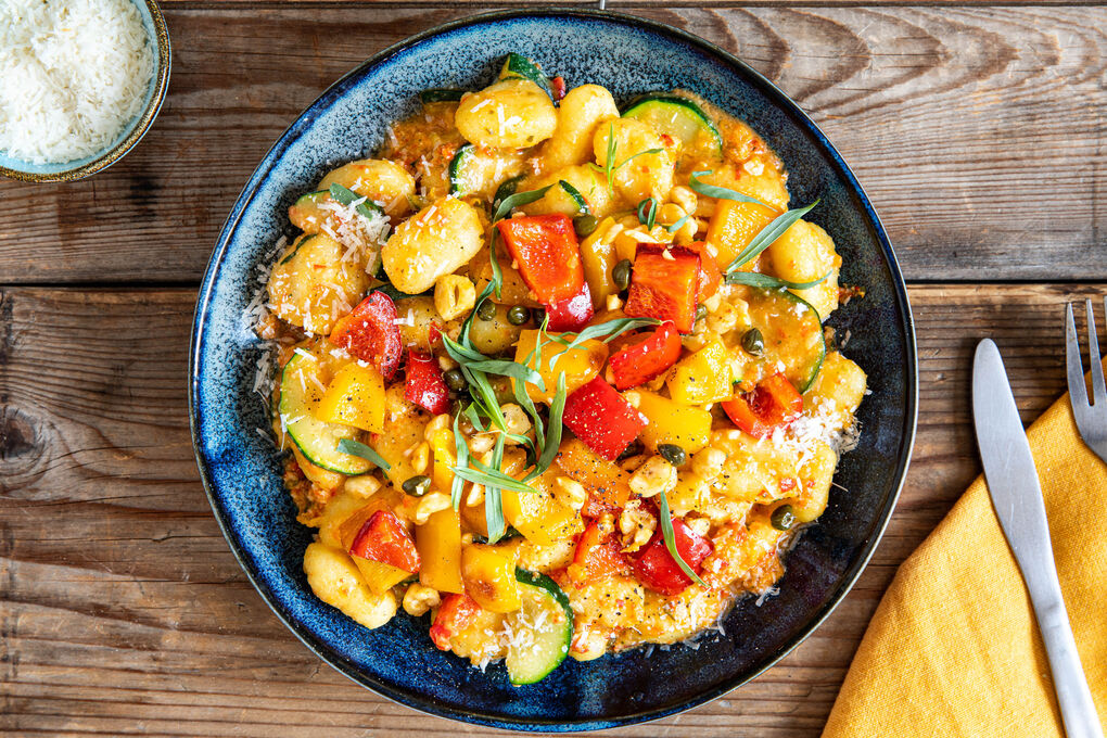 Gnocchi mit Estragon-Nuss-Pesto mit Paprika, Zucchini und Kapern