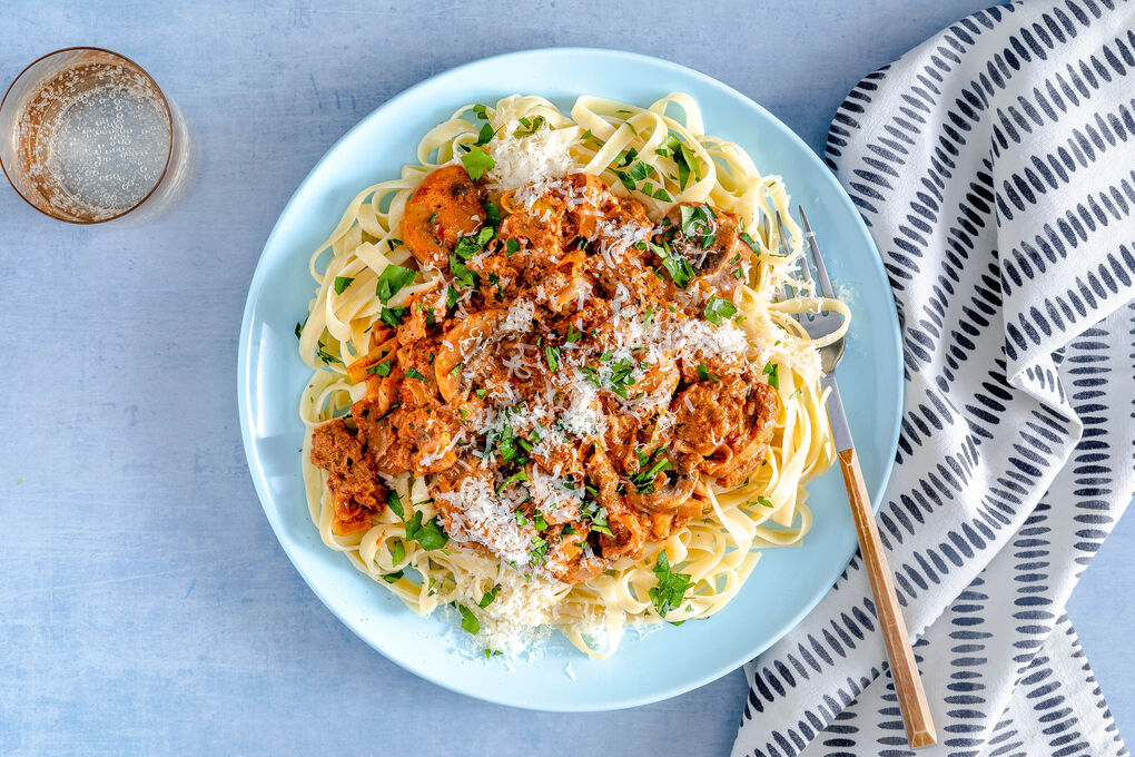 Cremige „Rindfleisch“-Tagliatelle mit Champignons, Lauch und Käse