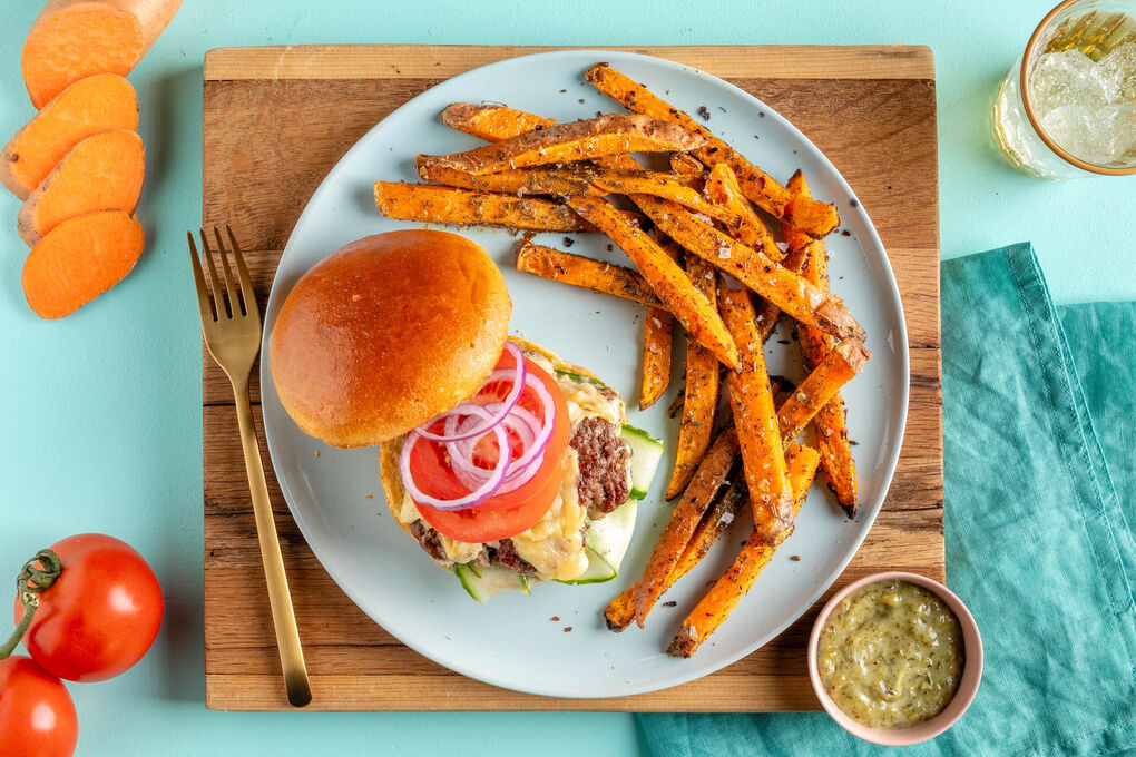 Smashed Burger mit Bio-Rinderhack dazu Süßkartoffelpommes und Dip