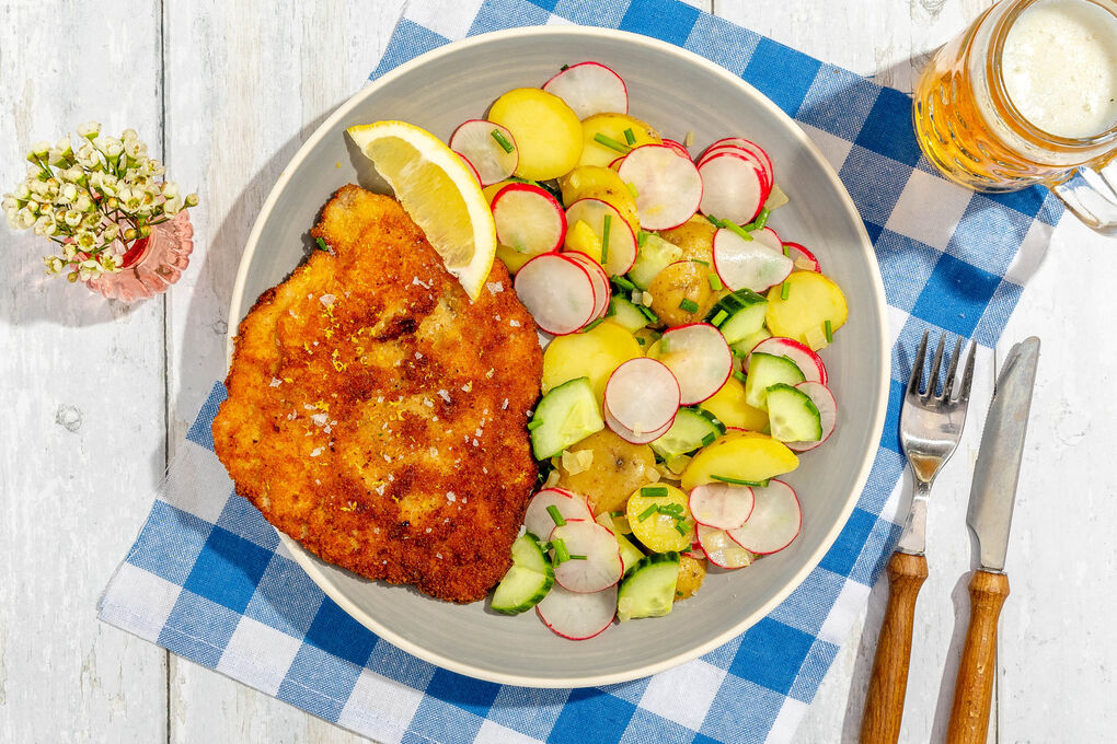 Veganes Schnitzel Wiener Art mit Zitrone und Kartoffelsalat mit Gurke und Radieschen