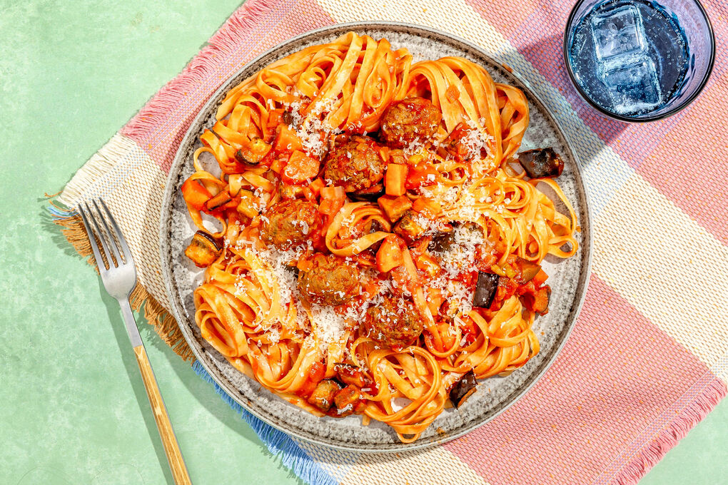 Pasta mit Geflügelhackbällchen und würziger Tomaten-Auberginen-Sauce