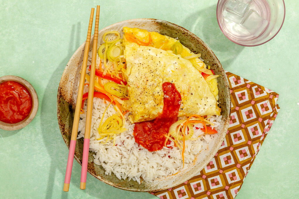 Gemüse-Omelett „Fu Yong Hai“ mit süß-saurer Tomatensauce und Reis