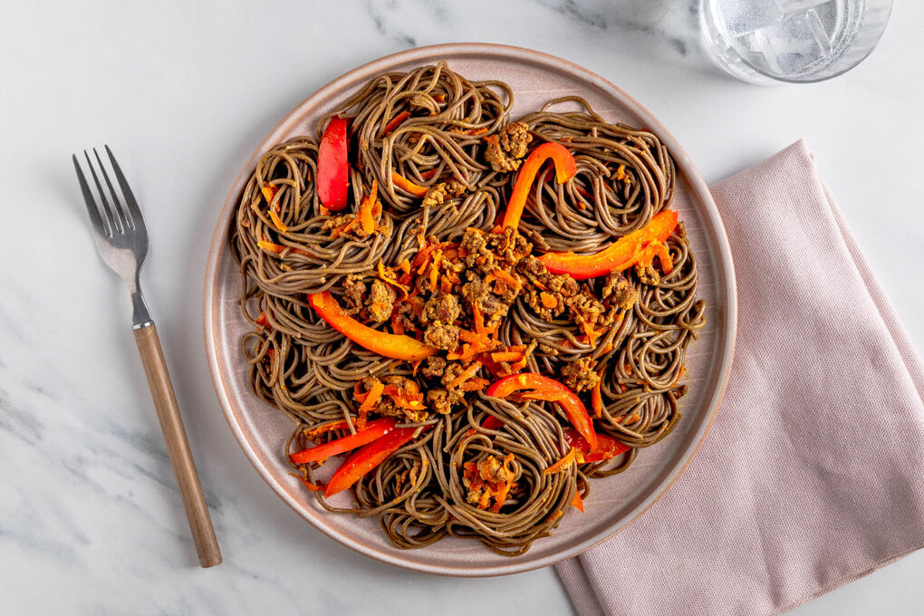 Sobanudeln mit Rinderhack Bami-Goreng-Style mit Gemüse