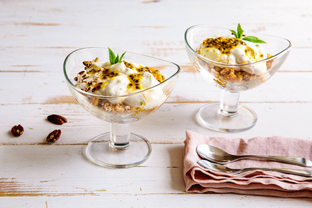 Passionsfrucht-Cheesecake-Dessert „no-bake“ mit Pekannuss und Ingwer