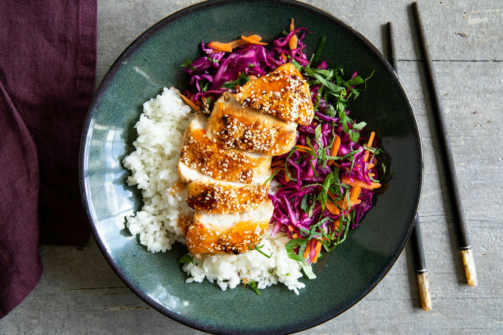 Bio-Hähnchen-Bowl Asia-Style mit Rotkohlsalat und Reis
